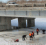 В городе приступили к распиловке льда под коммунальным мостом через Бердь - Konkyrent.Ru