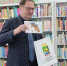 Мэр Искитима подарил модельной библиотеке Искитима книгу из детства - Konkyrent.Ru