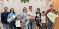 Накануне Дня матери в ЗАГСе поздравляли молодых мамочек - Konkyrent.Ru