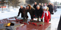 В День защитника Отечества жители Искитима собрались у Мемориала воинам, павшим в годы Великой Отечественной войны, чтобы отдать дань уважения и памяти. Искитимцы возложили цветы, вспоминая тех, кто защищал нашу страну в разные времена. - Город Искитим