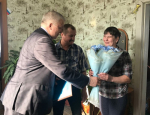 Родителей бойца СВО из поселка Листвянский наградили за воспитание сына