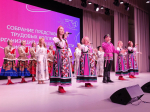 Вокальный ансамбль «КумуSHки» исполнял песню «Россия вольная душа», а на сцену вышли все артисты концертной программы. Фото Анны Зубаревой