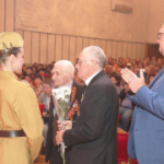 Сегодня, накануне празднования 80-летия Победы в Великой Отечественной войне, в ДК «Молодость» состоялось торжественное собрание и праздничный концерт, посвящённые этому значимому событию