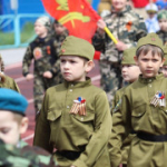 Искитимские дошколята показали мастерство строевой подготовки на стадионе спортивного комплекса «Заря»