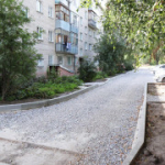 Депутаты Законодательного Собрания Новосибирской области совместно с Главой города проверили выполнение работ по благоустройству придомовой территории