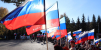 В Искитиме состоялся митинг-концерт, посвящённый третьей годовщине воссоединения Донецкой и Луганской Народных Республик, а также Запорожской и Херсонской областей с Российской Федерацией - Город Искитим