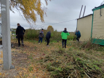 Школьники села Преображенка убрали территорию у памятника в поселке Алексеевский