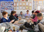Готовят паучки для маскировочных сетей. Фото Анны Зубаревой