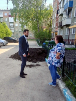 В Искитиме продолжаются работы по благоустройству придомовых территорий